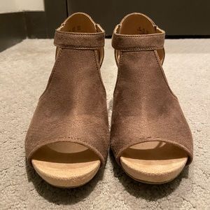 NEVER WORN Abella True Comfort Shoes